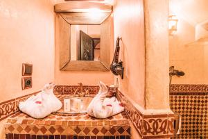 Postel nebo postele na pokoji v ubytování Riad Mabrouk + 37 fotografií