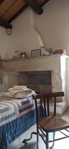 クトロフィアーノにあるOtium Salentoのテーブルと椅子、暖炉付きの部屋