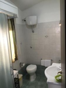 łazienka z toaletą i umywalką w obiekcie Milù Appartment w mieście Villasimius