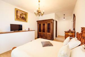 a bedroom with a bed and a television in it at Pensiunea Iris in Turcineşti