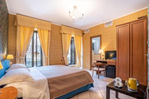 ein Hotelzimmer mit einem Bett und einem TV in der Unterkunft Locanda Da Otello in Marta