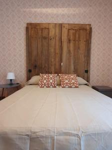 奧倫塞的住宿－Casa 2 Gallos，一张大床,上面有两个枕头