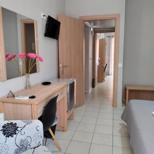 A television and/or entertainment centre at Nini's House 2 - 100m from beach NIDRI TOWN CENTER