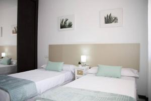 dwa łóżka ustawione obok siebie w pokoju w obiekcie Isla Canela Sea & Sun Golf - Ayamonte w mieście Ayamonte +19 zdjęć