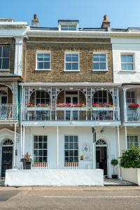 ein großes Backsteingebäude mit Fenstern und Balkonen in der Unterkunft Hamiltons Boutique Hotel in Southend-on-Sea