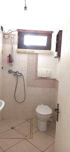クトロフィアーノにあるOtium Salentoのバスルーム(シャワー、トイレ、シンク付)