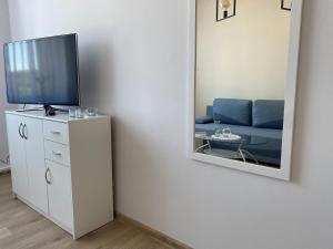 Televízia a/alebo spoločenská miestnosť v ubytovaní Apartament - U Wujka