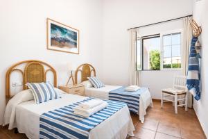 A bed or beds in a room at Casa Bruna - Binibeca Nou Még 29 kép