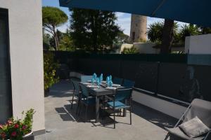 una mesa y sillas en un patio en Les villas du Golf Mougins, en Mougins