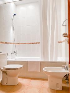 a bathroom with a toilet and a bath tub at Habitación Privada + Baño Privado en la vivienda in Corralejo