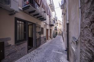 an empty alley with buildings on both sides at Amare Cefalù - Elegant Apartment in Cefalù