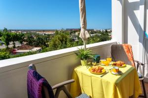 un tavolo con cibo su un balcone con vista di sunny apartment with sea view a Tavira