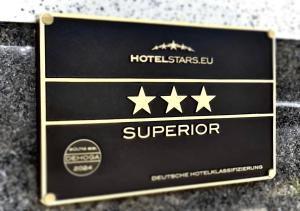 un cartel con cuatro estrellas en la parte superior en Hotel Scala Frankfurt City Centre en Frankfurt