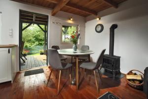 Posezení v ubytování Drewniany domek nad jeziorem w Sitnie