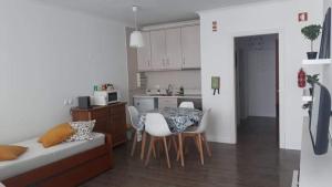 a kitchen and a table and chairs in a room at Hello Chloé in Vilamoura