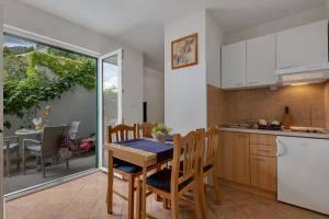Kuchyňa alebo kuchynka v ubytovaní Apartments Vranjes