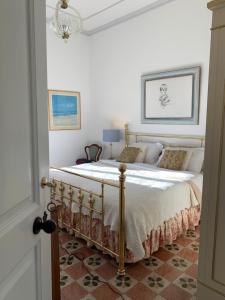 1 dormitorio con 1 cama con sábanas y almohadas blancas en Villa Inglese, en Picinisco