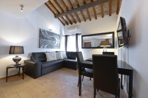 una sala de estar con un sofá y una mesa en Easydomus Rome, en Roma