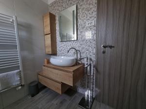 ein Bad mit einem Waschbecken und einem Spiegel in der Unterkunft Fam. Grce in Barbat na Rabu