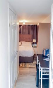 Mimi's Private Compact and Cozy Ensuite tesisinde bir odada yatak veya yataklar