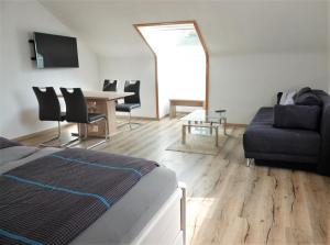 1 dormitorio con 1 cama, mesa y sillas en El Refugio GD en Schwäbisch Gmünd