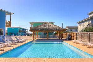 una piscina con cenador y tumbonas en High Tides and Good Vibes GV634, en Port Aransas