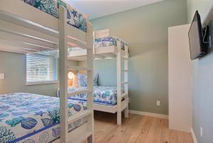 Habitación con litera, 2 literas y TV. en High Tides and Good Vibes GV634, en Port Aransas 44 fotos más
