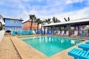 einen Pool mit blauen Stühlen und einem Pavillon in der Unterkunft Harpers Berry 5SC in Port Aransas