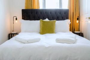 Ένα ή περισσότερα κρεβάτια σε δωμάτιο στο Chic Beach Getaway (sleeps 6) - 4min walk to beach