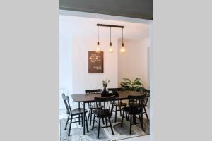 une salle à manger avec une table et des chaises dans l'établissement Chic Beach Getaway (sleeps 6) - 4min walk to beach, à Kent