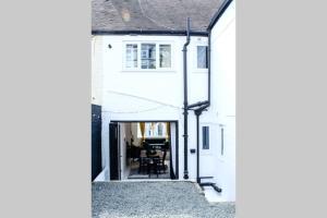 - une vue intérieure sur une maison blanche avec une cour dans l'établissement Chic Beach Getaway (sleeps 6) - 4min walk to beach, à Kent