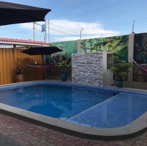 una grande piscina blu accanto a un edificio di Posada Estrella a Salinas