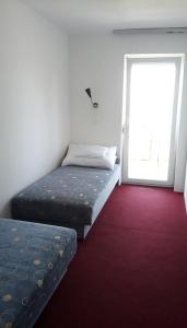 Posteľ alebo postele v izbe v ubytovaní Vízparti apartmanok