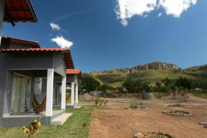 a house with a view of a mountain at Chalés Magia Da Lua in Cavalcante