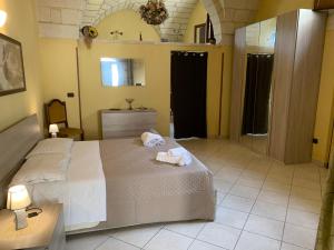 a bedroom with a bed with two towels on it at Residence Zoe - SOLE in Serrano