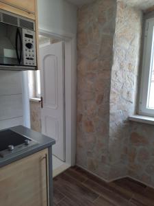 Kuchyňa alebo kuchynka v ubytovaní Stone house Zgogo