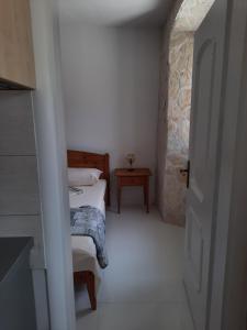 Postel nebo postele na pokoji v ubytování Stone house Zgogo