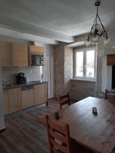 Kuchyňa alebo kuchynka v ubytovaní Stone house Zgogo