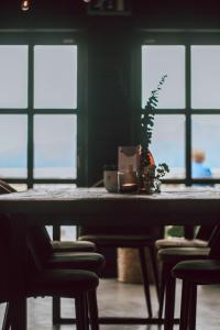 En restaurant eller et spisested på Lødingen Brygge