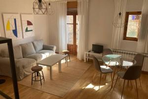 salon z kanapą, stołem i krzesłami w obiekcie El Rincon De San Gil w mieście Burgos