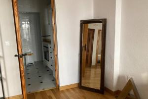 korytarz z lustrem w pokoju w obiekcie El Rincon De San Gil w mieście Burgos