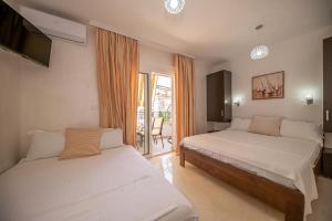 Postel nebo postele na pokoji v ubytování Kristal Apartmani