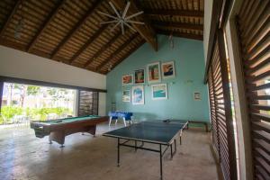 pokój do ping ponga ze stołem do ping ponga w obiekcie Coson Bay w mieście Las Terrenas
