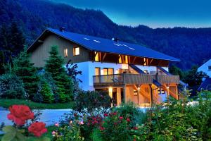 布列瑟农Rumlhof的带阳台和鲜花的大房子