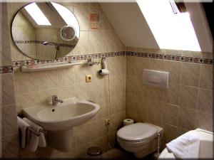 Kylpyhuone majoituspaikassa Hotel Graf Rolshausen