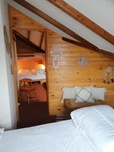 a bedroom with a bed and a desk in a room at Appartement 8 couchages 45 m2 tout confort à la foux d'allos in La Foux