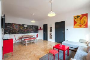 Posedenie v ubytovaní New Design Apartment by Gozsdu Court