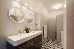 Kúpeľňa v ubytovaní New Design Apartment by Gozsdu Court + 22 fotografií