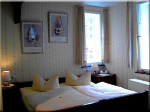 Postel nebo postele na pokoji v ubytování Hotel Graf Rolshausen