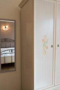 um quarto com um espelho e uma cama em Villa Amira em Custonaci